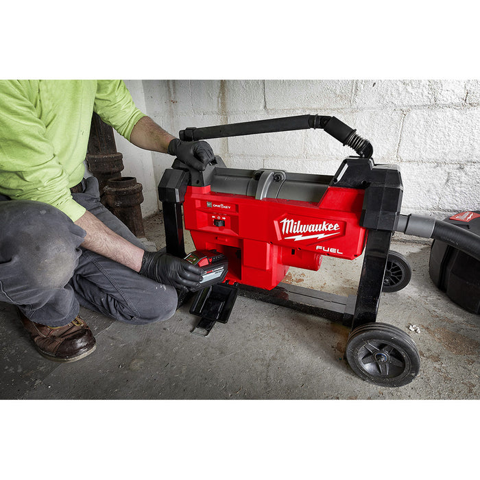 Máquina seccional de alcantarillado MILWAUKEE M18 FUEL™ con kit CABLE-DRIVE™