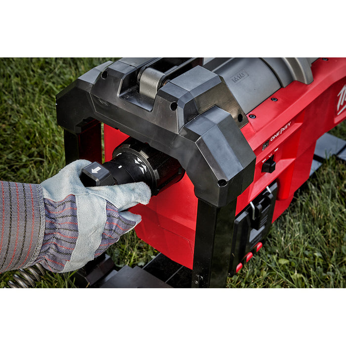 Máquina seccional de alcantarillado MILWAUKEE M18 FUEL™ con kit CABLE-DRIVE™