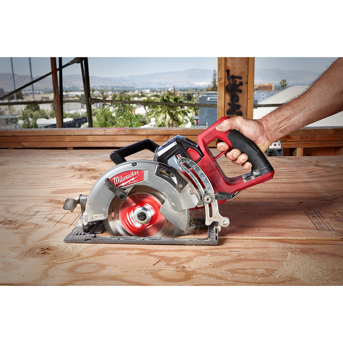 Sierra circular MILWAUKEE M18 FUEL™ con mango trasero de 7-1/4" (solo herramienta)