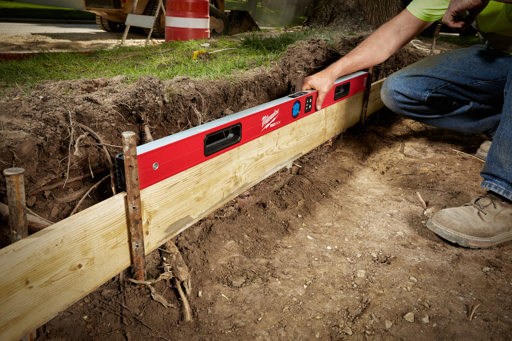 MILWAUKEE Nivel digital REDSTICK™ de 48" con tecnología de medición PIN-POINT™