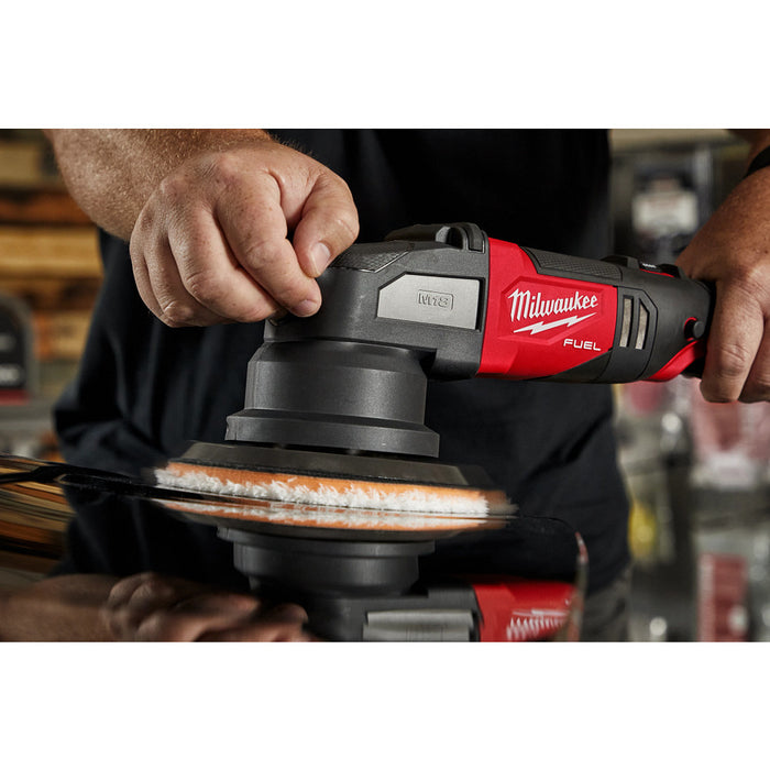 Pulidora orbital aleatoria MILWAUKEE M18 FUEL™ de 21 mm (solo herramienta)