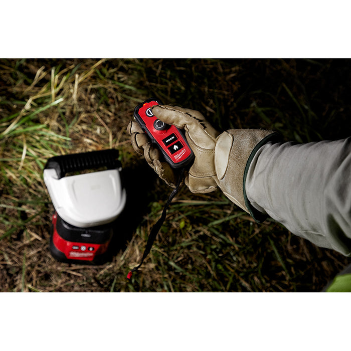 Luz de búsqueda con control remoto utilitario MILWAUKEE M18™ con kit de base portátil