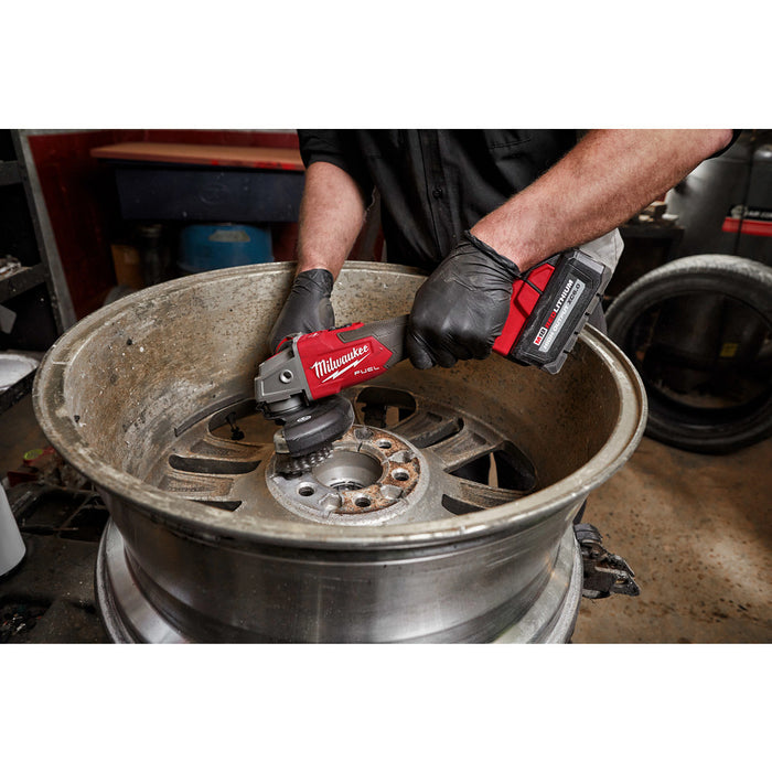 MILWAUKEE M18 FUEL™ Interruptor de bloqueo deslizante de amoladora con freno de velocidad variable de 4-1/2" / 5" (solo herramienta)