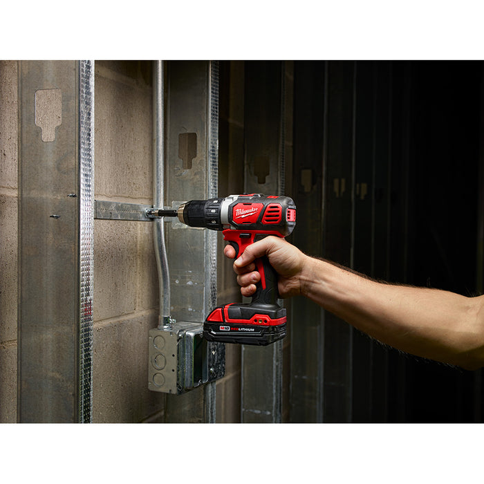 Kit de taladro atornillador compacto MILWAUKEE M18™ de 1/2"