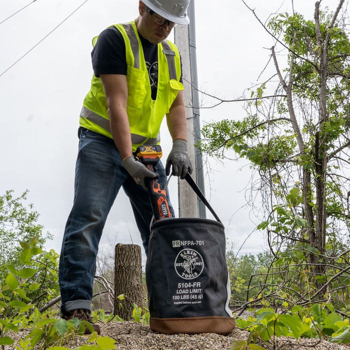KLEIN TOOLS Balde de lona resistente al fuego de 12"