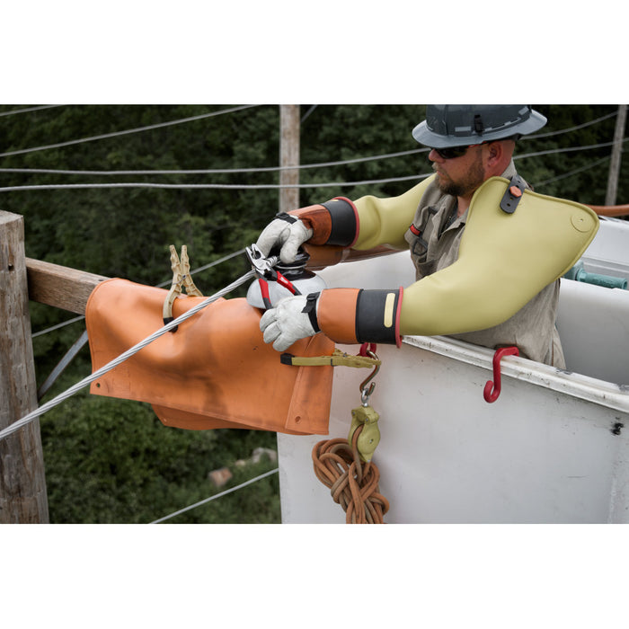 Alicates cómodos para liniero MILWAUKEE de 9" con limpiador de hilos