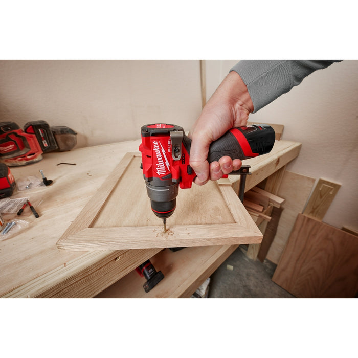 Kit de taladro/destornillador MILWAUKEE M12 FUEL™ de 1/2"