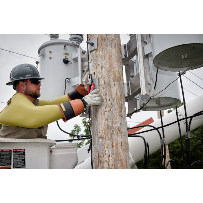 Alicates cómodos para liniero MILWAUKEE de 9" con limpiador de hilos