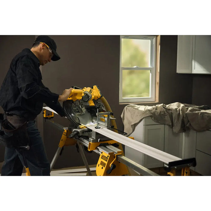 Sierra ingletadora compuesta deslizante de doble bisel DEWALT de 12"