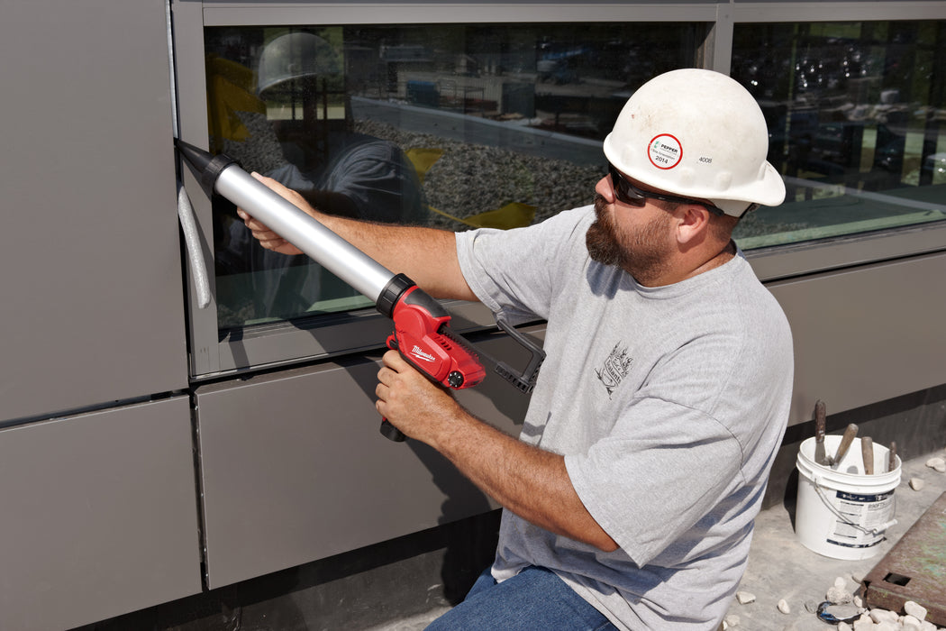 MILWAUKEE M12™ 20 oz. Aluminum Barrel Caulk & Adhesive Gun Kit