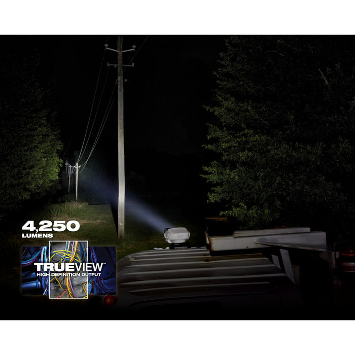 Luz de búsqueda con control remoto utilitario MILWAUKEE M18™ con kit de base portátil