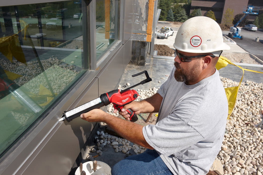 MILWAUKEE M12™ 10 oz. Pistola de calafateo y adhesivo (solo herramienta)