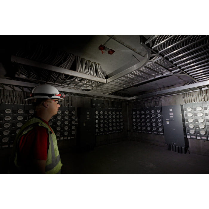 Linterna frontal con casco USB MILWAUKEE REDLITHIUM™