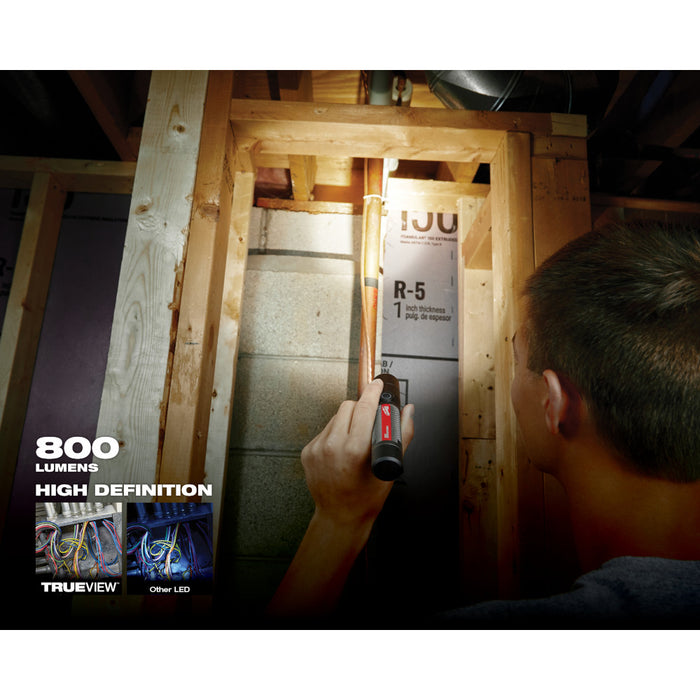 MILWAUKEE Linterna compacta recargable por USB de 800 L