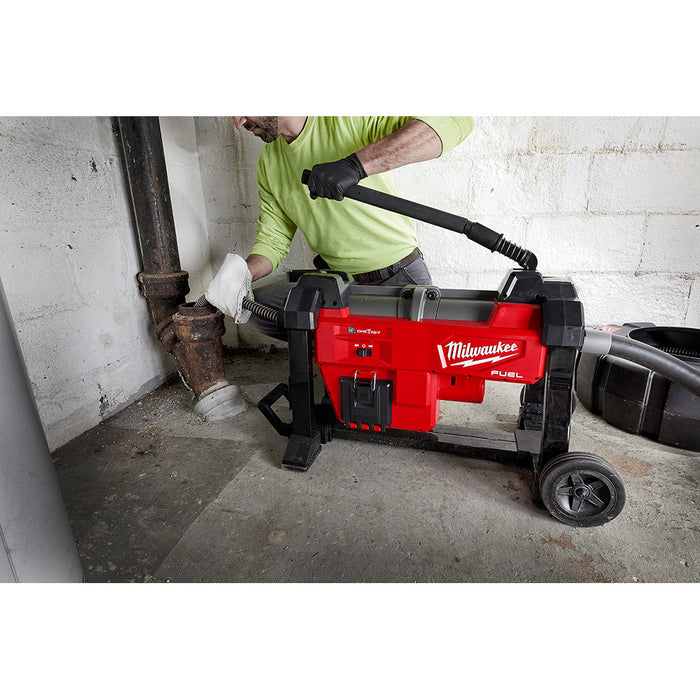 Máquina seccional de alcantarillado MILWAUKEE M18 FUEL™ con kit CABLE-DRIVE™