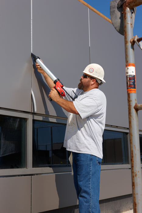 MILWAUKEE M12™ 20 oz. Aluminum Barrel Caulk & Adhesive Gun Kit