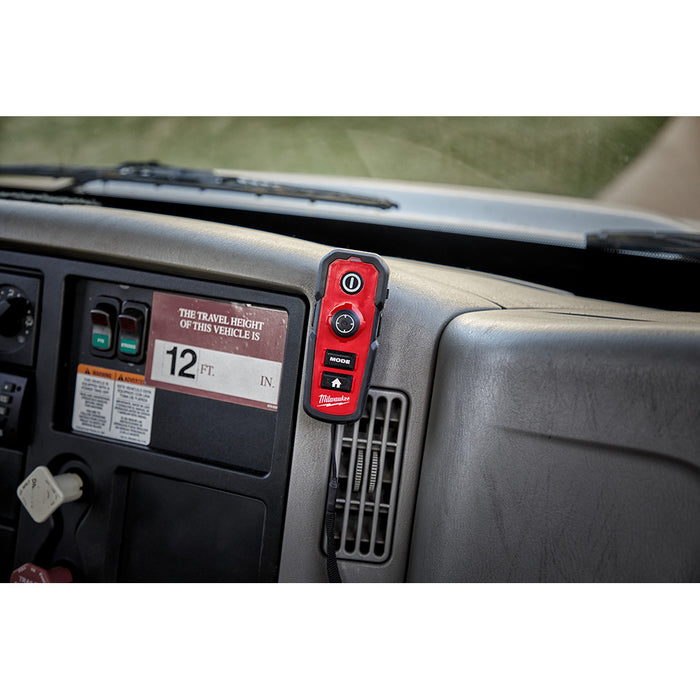 Luz de búsqueda con control remoto utilitario MILWAUKEE M18™ con kit de base portátil