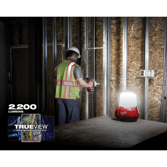 Luz de sitio compacta MILWAUKEE M18™ RADIUS™ con modo de inundación (solo luz)
