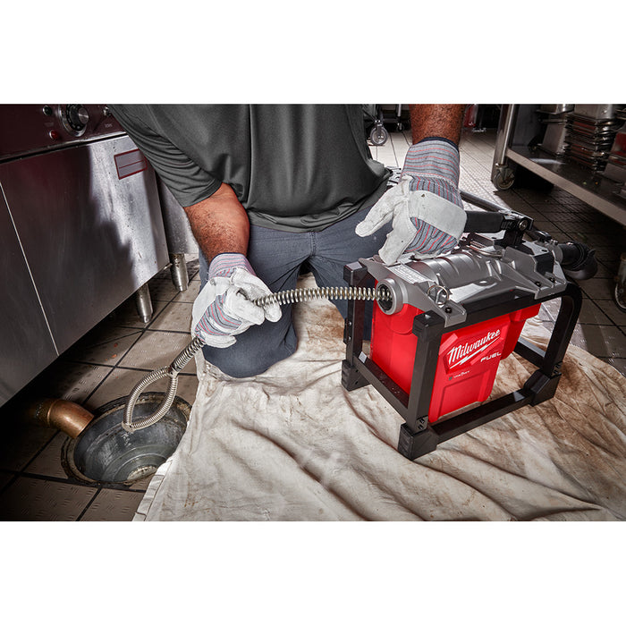 Máquina seccional MILWAUKEE M18 FUEL™ con kit de cable de 5/8"