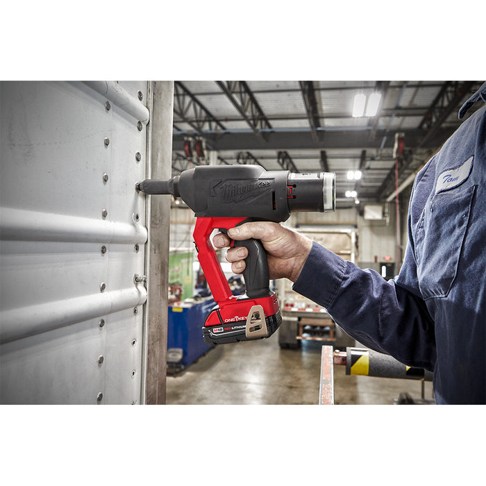 Remachadora ciega MILWAUKEE M18 FUEL™ de 1/4" con funda protectora ONE-KEY™