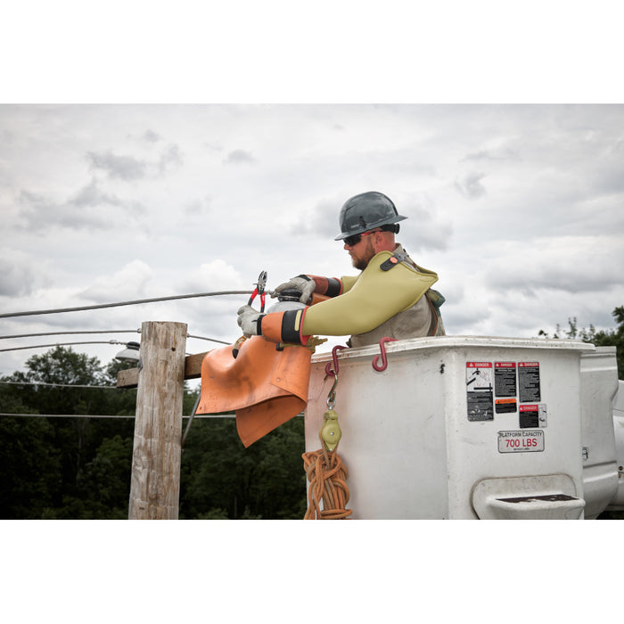 Alicates de liniero de agarre cómodo de 9" MILWAUKEE