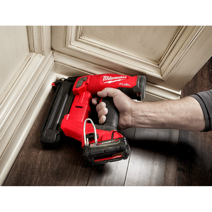 Clavadora Brad MILWAUKEE M18 FUEL™ calibre 18 (solo herramienta)