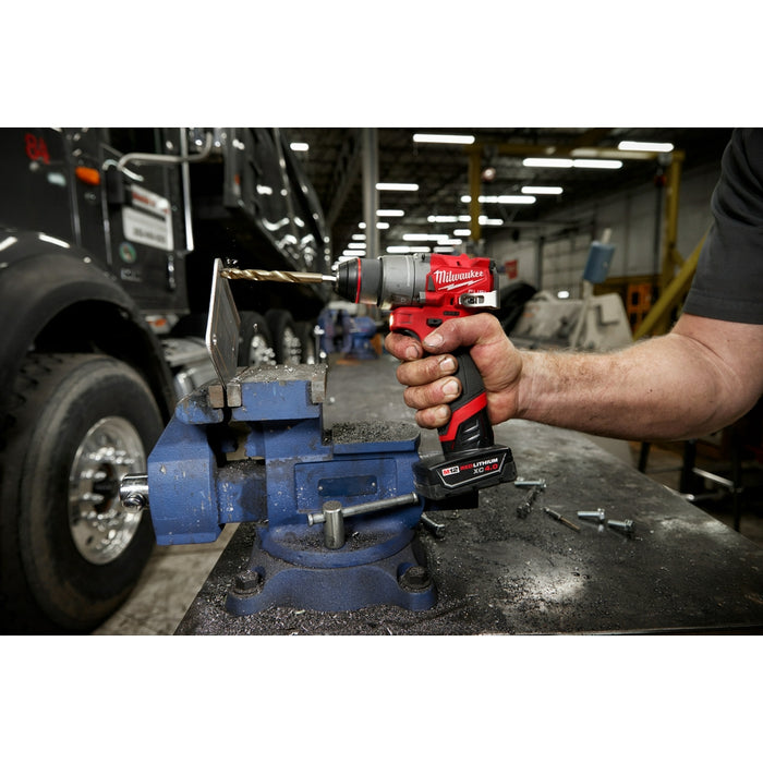 Kit de taladro/destornillador MILWAUKEE M12 FUEL™ de 1/2"