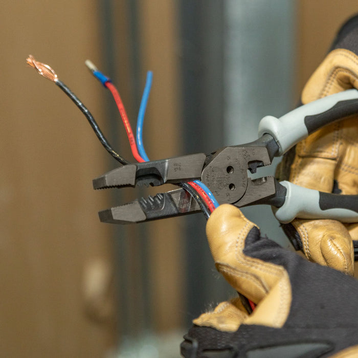 KLEIN TOOLS Alicates híbridos con extractor de cinta pasacables y pelacables con engarzadora