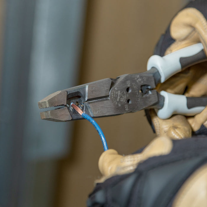 KLEIN TOOLS Alicates híbridos con extractor de cinta pasacables y pelacables con engarzadora