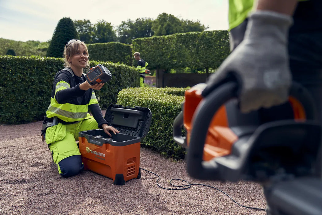 Husqvarna 40-C1000X4 Charger 970704803