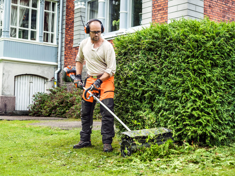HUSQVARNA SR600-2 Sweeper Attachment